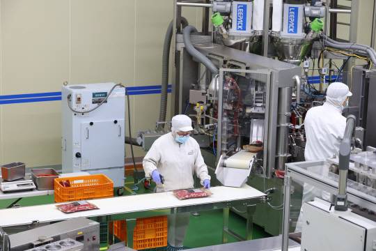 영양고추유통공사 직원들이 수매한 고추를 포장하고 있는 모습. 영양고추유통공사는 지난해 기준 1148호 농가에서 4195톤에 달하는 홍고추를 수매하면서 지역산업의 중심 역할을 하고 있다. [공동취재단]