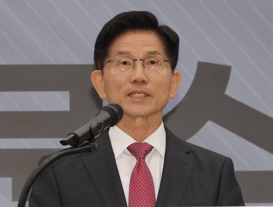 김문수 국민의힘 대선 후보가 27일 중앙당사에서 국토 발전 관련 공약발표 기자회견을 하고 있다. [연합뉴스]