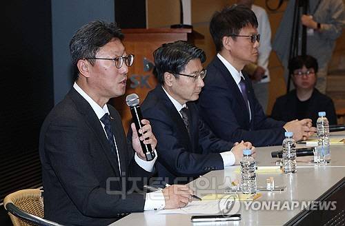 SKT 주요 관계자들이 27일 서울 중구 삼화타워에서 열린 브리핑에서 해킹 사태 관련 질의응답을 하고 있다. 연합뉴스 제공