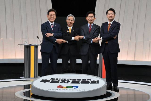 이재명더불어민주당·권영국 민주노동당·김문수 국민의힘·이준석 개혁신당 대선 후보가 27일 서울 마포구 상암동 MBC 스튜디오에서 진행된 정치 분야 TV토론회에 앞서 포즈를 취하고 있다. 국회사진기자단=연합뉴스.