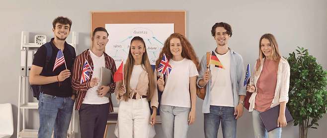 학교에 다양한 국가의 학생이 함께 모여 있다. /사진 셔터스톡