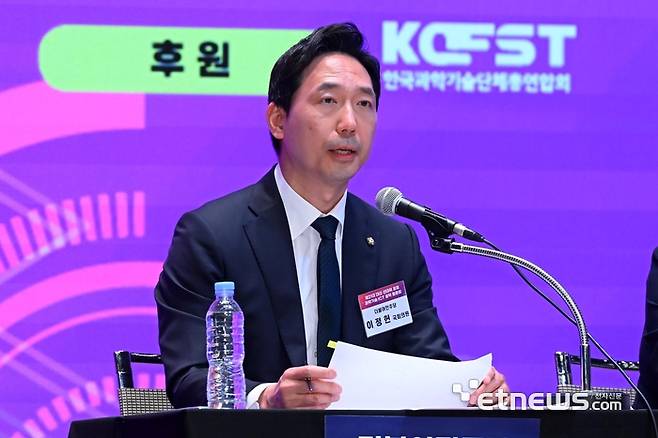 제21대 대선 선대위 초청 과학기술·ICT 공약 토론회가 27일 서울 중구 대한상공회의소에서 열렸다. 이정헌 더불어민주당 선대위 정보통신위원장이 발언하고 있다.  이동근기자 foto@etnews.com