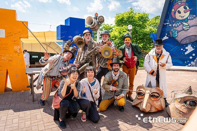 프랑스 공연팀 'Demain on change tout'