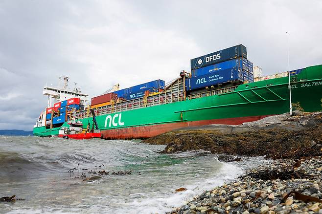 지난 22일(현지 시각) 노르웨이에서 발생한 선박 사고. 초대형 선박이 해안가 집 앞마당까지 밀고 들어왔다. 사진=Jan Langhaug/NTB/ AFP 연합뉴스