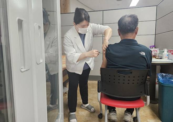 전남도는 최근 홍콩, 대만 등 인근 국가에서 코로나19 확진자와 사망자 수가 증가함에 따라 65세 이상 어르신 등 고위험군의 코로나19 예방접종을 당부했다고 밝혔다. 전남도 제공