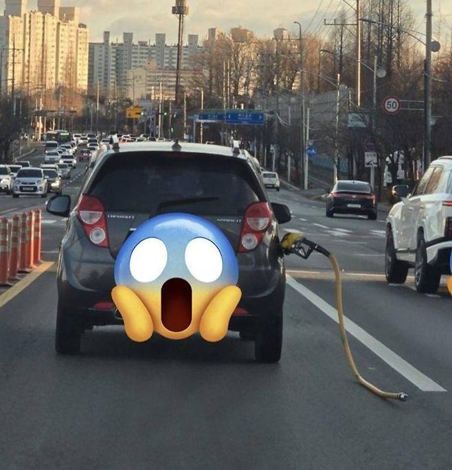 지난 3월 인천의 한 도로에서 주유건을 꽂고 주행하는 모습./사진=온라인커뮤니티 캡처,뉴스1