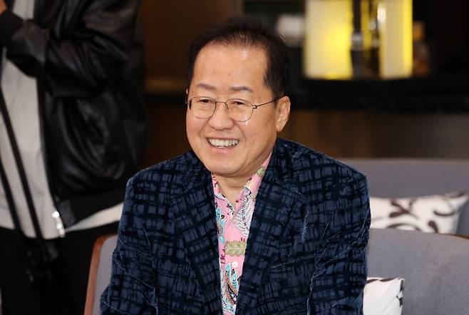 홍준표 전 대구시장이 지난 10일 오후 인천국제공항 제1여객터미널에서 미국 출국을 앞두고 배웅온 이준석 개혁신당 대선후보와 대화를 하고 있다. 뉴시스