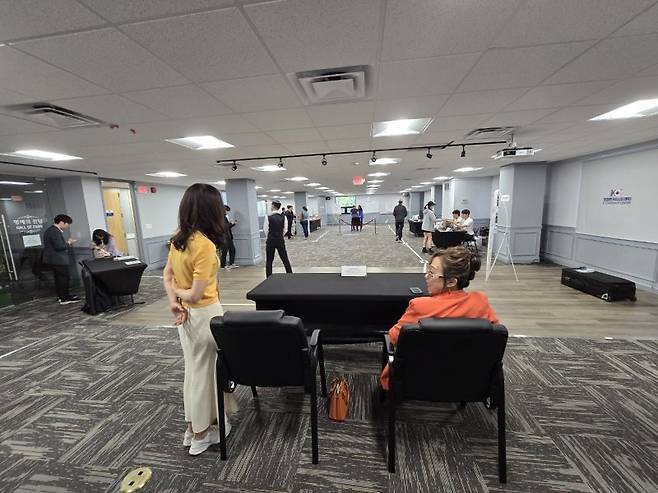 제21대 대선 재외국민투표 첫날인 지난 20일(현지시간) 미국 버지니아주 알렉산드리아에 소재한 코리안커뮤니티센터에 마련된 재외투표소에서 정당 참관인들이 투표를 지켜보고 있다. /사진=뉴스1