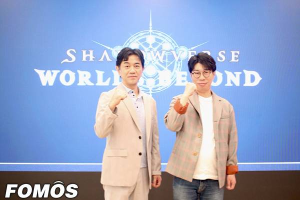 <사진=하라 나오키 사이게임즈코리아 매니징 디렉터(좌)와 기무라 유이토 사이게임즈 PD가 기념사진을 찍고 있다>