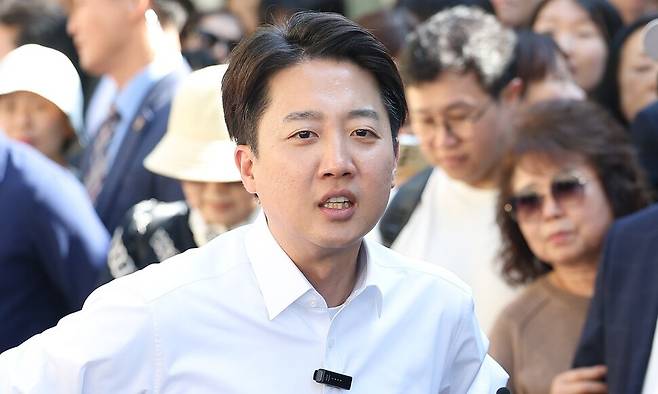 이준석 개혁신당 대통령 후보가 25일 서울 종로구 종묘 인근 서순라길에서 유세 시작 전 발언하고 있다. 연합뉴스