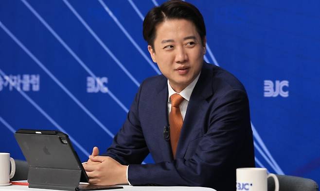 이준석 개혁신당 대통령 후보가 26일 서울 양천구 한국방송회관에서 열린 한국방송기자클럽 초청 토론회에서 참석자들과 대화를 나누고 있다. 연합뉴스