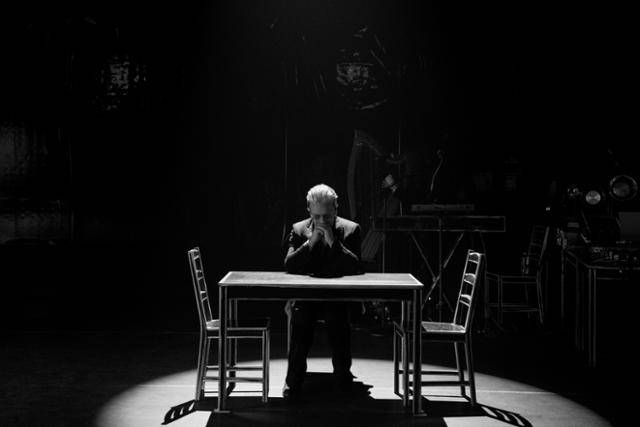 영화 '서렌더: U2 보노의 이야기'는 보노가 무대에서 자신을 삶을 돌아보는 모습을 영상화했다. 애플TV플러스 제공