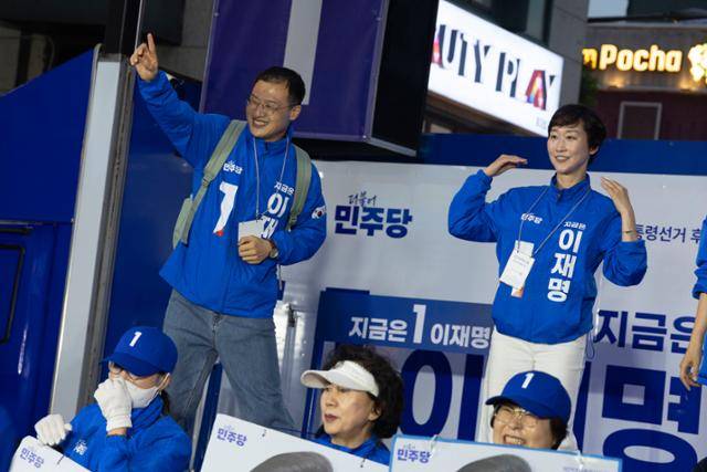 19일 서울 마포구 홍대 KT&G 상상마당 앞에서 열린 이재명 더불어민주당 대선 후보 유세 현장에서 김상욱(왼쪽 위) 의원과 경찰 총경 출신인 이지은 더불어민주당 마포갑 지역위원장이 춤을 추고 있다. 고영권 기자