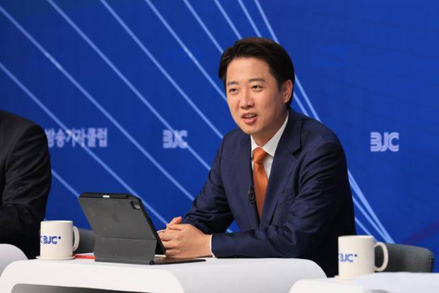 이준석 개혁신당 대선 후보가 26일 서울 양천구 한국방송회관에서 열린 한국방송기자클럽 초청 토론회에서 참석자들과 대화하고 있다. 연합뉴스