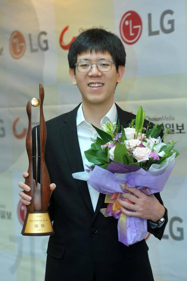 강동윤 9단은 2016년 당시 ‘제20회 LG배 조선일보 기왕전’에서 우승, 6년 전 타이틀을 차지했던 ‘제22회 후지쯔배 세계바둑선수권대회’에 이어 두 번째 세계 메이저 기전 우승컵 획득에 성공했다. 한국기원 제공