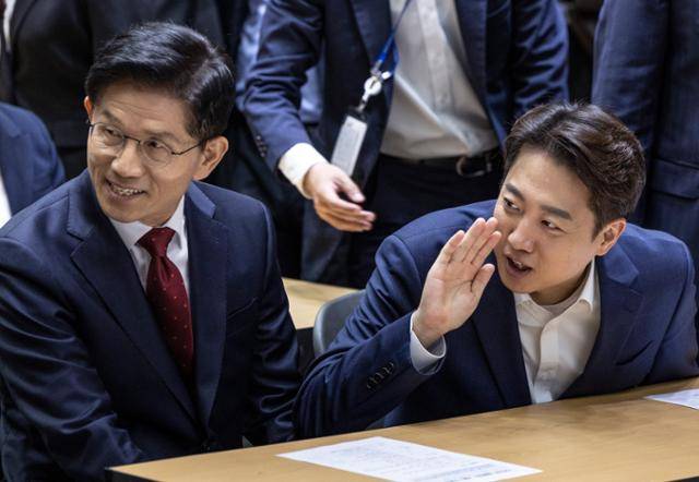 19일 김문수(왼쪽) 국민의힘 대선 후보와 이준석 개혁신당 대선 후보가 서울 중구 서울시청에서 열린 '약자와 동행하는 서울 토론회'에 참석해 내빈들과 인사하고 있다. 연합뉴스