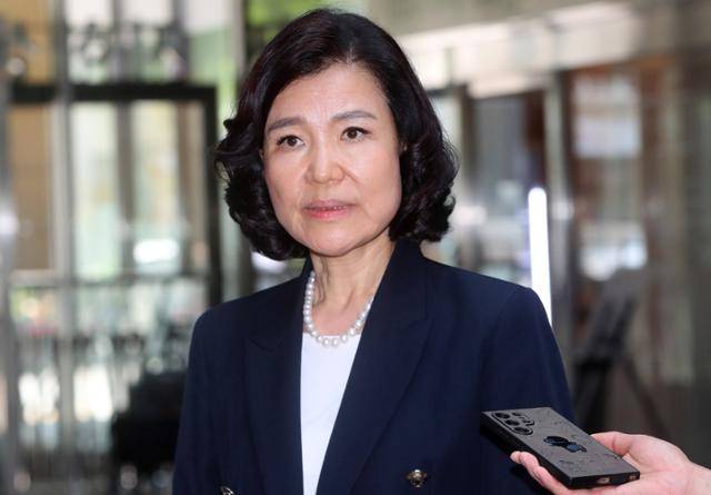 이진숙 방송통신위원회 위원장이 21일 서울 송파구 한국인터넷진흥원(KISA) 분원에서 열린 SK텔레콤 해킹 사고 관련 통신사 점검회의 참석에 앞서 취재진 질문에 답하고 있다. 뉴시스