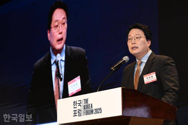 27일 서울 중구 웨스틴 조선 서울에서 열린 2025 한국포럼 '기로에 선 한국 핵심산업' 개회식에서 천하람 개혁신당 당대표 권한대행 겸 원내대표가 축사를 하고 있다. 왕태석 선임기자