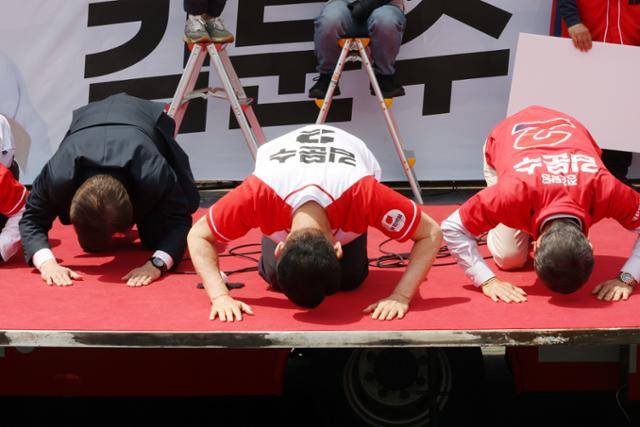 김문수 국민의힘 대선 후보가 26일 경기 안성시 안성중앙시장 서인사거리에서 유세를 하고 있다. 연합뉴스