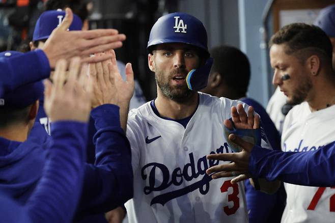 <yonhap photo-6629=""> epa12098289 Los Angeles Dodgers' Chris Taylor high fives teammates after scoring during the third inning of the Major League Baseball (MLB) game between the Athletics and the Los Angeles Dodgers in Los Angeles, California, USA, 13 May 2025. EPA/ALLISON DINNER/2025-05-14 13:43:56/ <저작권자 ⓒ 1980-2025 ㈜연합뉴스. 무단 전재 재배포 금지, AI 학습 및 활용 금지></yonhap>