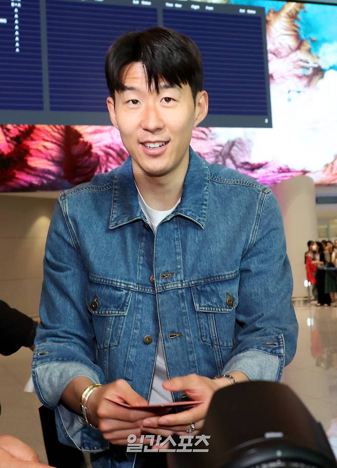유럽축구연맹(UEFA) 유로파리그 우승을 거둔 영국 프리미어리그 토트넘 홋스퍼의 손흥민이 축구국가대표팀 합류를 위해 27일 인천국제공항을 통해 귀국해 팬들과 인사하고 있다. 인천공항=김민규 기자 mgkim1@edaily.co.kr /2025.05.27/