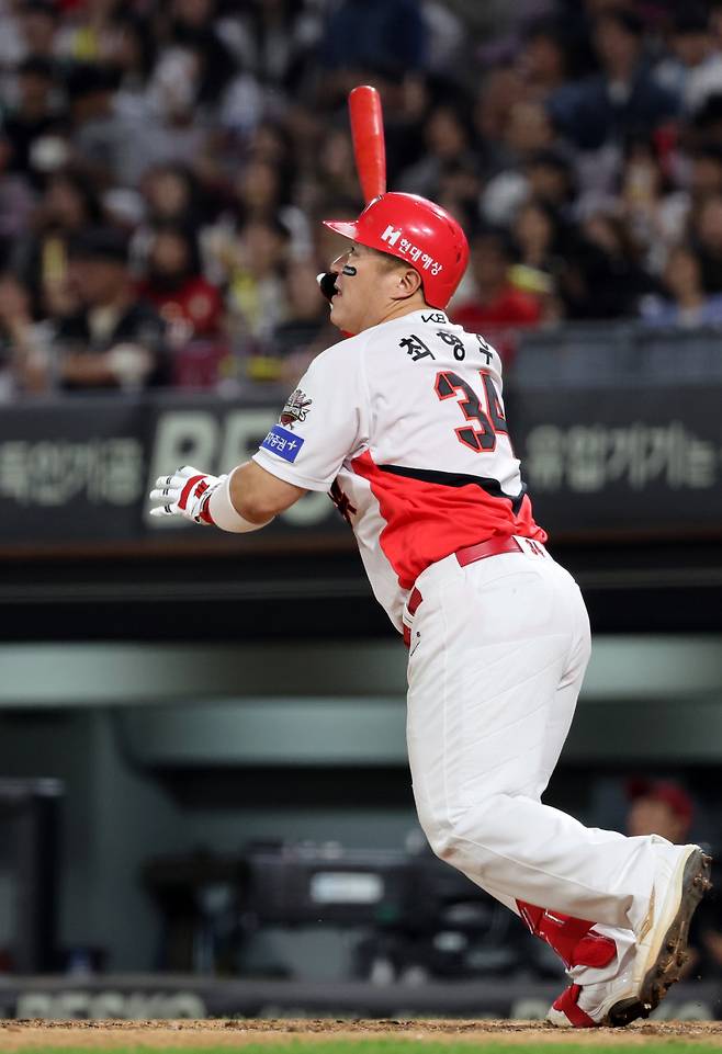 <yonhap photo-4400="">27일 광주기아챔피언스필드에서 열린 프로야구 키움 히어로즈와 KIA 타이거즈의 경기. KIA 최형우가 5회말 2사 2루에서 역전 투런홈런을 날리고 있다. 최형우는 이 홈런으로 통산 2,500안타를 달성했다. 2025.5.27 [연합뉴스]</yonhap>