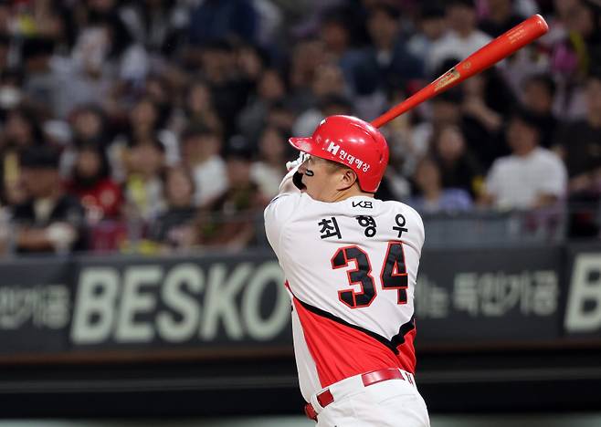 <yonhap photo-4409="">27일 광주기아챔피언스필드에서 열린 프로야구 키움 히어로즈와 KIA 타이거즈의 경기. KIA 최형우가 5회말 2사 2루에서 역전 투런홈런을 날리고 있다. 최형우는 이 홈런으로 통산 2,500안타를 달성했다. 2025.5.27 [연합뉴스]</yonhap>