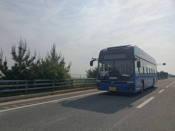 김제역에서 새만금33센터까지 운행하는 102번 시내버스  [사진=김제시 ]
