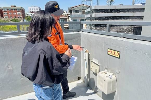 대전소방본부가 관내 한 투표소에서 소방시설을 점검하고 있다.[사진=대전소방]