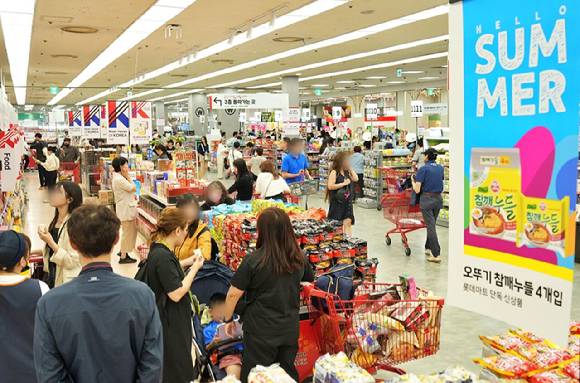 롯데마트 제타플렉스 서울역점에서 행사상품을 쇼핑하는 고객의 모습. [사진=CU]