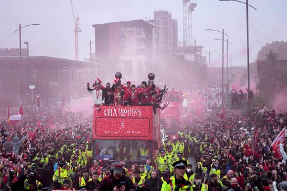 26일(현지시간) 잉글랜드 프리미어 리그 리버풀 선수단이 머지사이드주 리버풀 워터 스트리트에서 리그 우승 퍼레이드를 하고 있다. [사진=AP/연합뉴스]