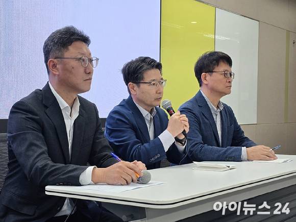 27일 오전 서울 중구 삼화타워에서 열린 SK텔레콤 유심 일부 정보 유출 관련 브리핑에서 SK텔레콤 임원들이 취재진과 질의응답을 진행하고 있다. 사진은 왼쪽부터 김희섭 SK텔레콤 PR센터장, 임봉호 SK텔레콤 MNO사업부장, 류정환 SK텔레콤 네트워크인프라센터장. [사진=안세준 기자]