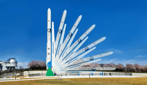 과천과학관에 우뚝 선 누리호 실물모델이 기립하고 있다 [사진=과천과학관]
