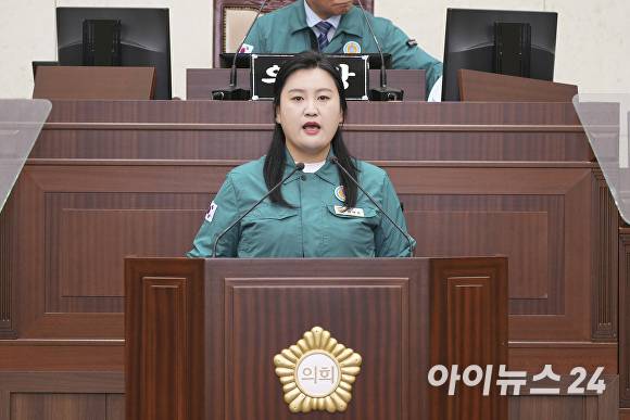 26일 안동시의회 김새롬 의원이 제258회 임시회 제2차 본회의 5분 자유발언을 통해 구 송하동사무소를 복지 중심의 복합공간으로 재활용할 것을 제안하고 있다. [사진=안동시의회]