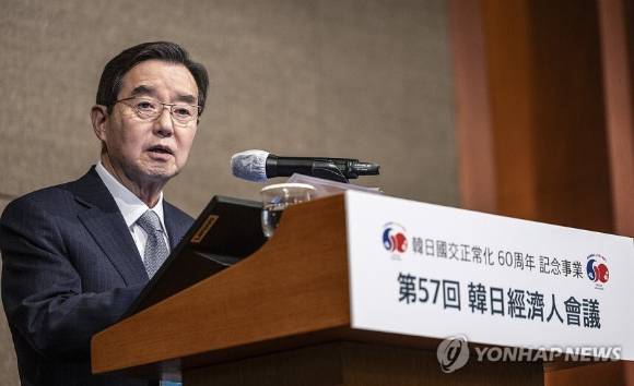 한일경제협회 회장인 김윤 삼양홀딩스 회장이 27일 서울 중구 롯데호텔에서 열린 제57회 한일경제인회의 개회식에서 개회인사를 하고 있다. [사진=연합뉴스]