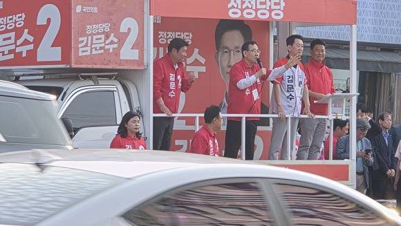 27일 동구 방촌시장에서 주호영 공동선대위원장이 집중유세를 펼치고 있다 [사진=이창재 기자]
