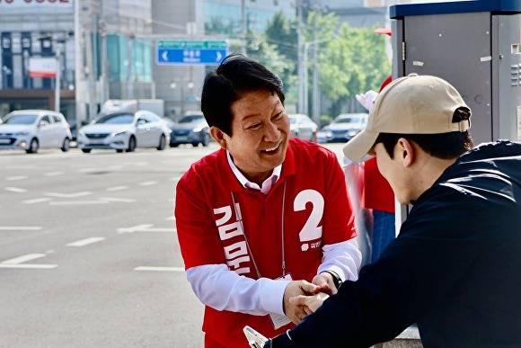 권영진 의원이 청년 유권자의 손을 잡고 있다 [사진=권영진 의원 페이스북 캡처]