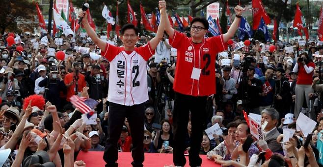 김문수 대선 후보(왼쪽)와 한동훈 전 대표가 함께 26일 서울시 도봉구 방학사거리 앞에서 지지자들에게 인사하고 있다. (김문수 후보 페이스북 캡처)