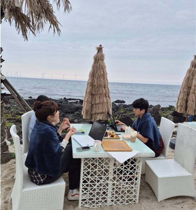 런케이션 2일차, 참여 청년들이 직접 현장을 찾은 뒤 회의를 진행하고 있다. (제주사회적경제네트워크 제공)