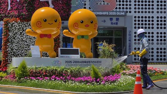 오는 27일부터 열리는 2025 구미 아시아육상경기선수권대회를 앞두고 인부들이 20일 주경기장인 구미시민운동장 주변 정원에 물을 주고 있다. 뉴스1