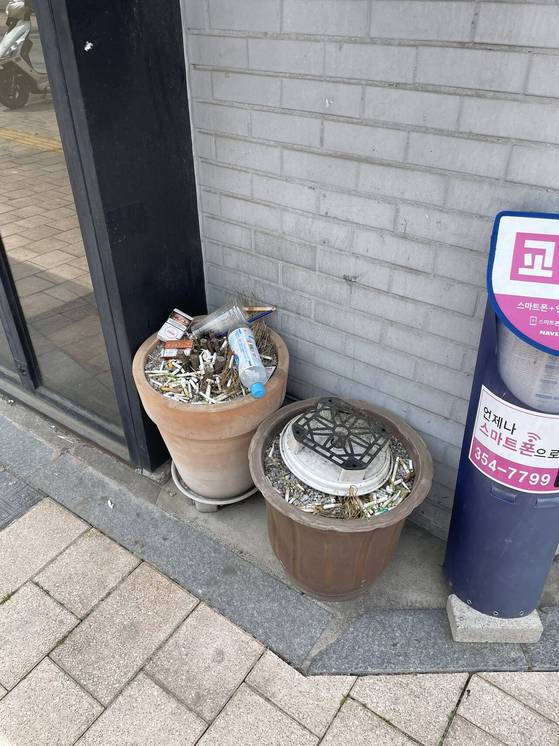 지난 5월 2일 서울 중구 충무로의 공실이 된 상가 앞. 방치된 화분 위에 쓰레기가 쌓여 있다.