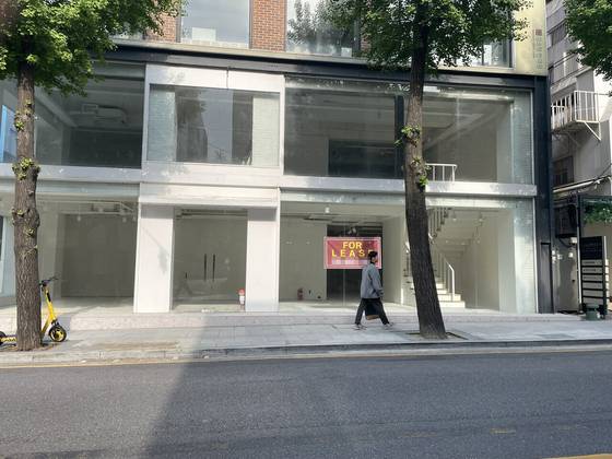 서울 강남구 가로수길의 한 상가에 ‘임대문의’ 현수막이 걸려 있다.