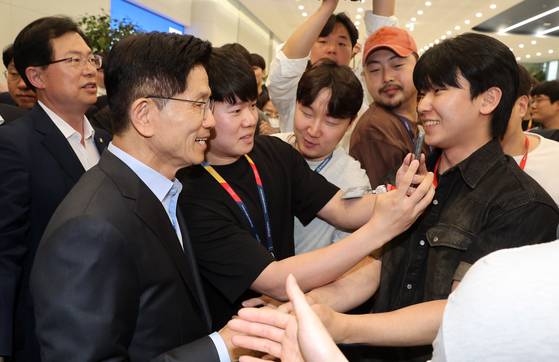 김문수 국민의힘 대선후보가 26일 경기도 평택시 고덕동 삼성전자 반도체 공장을 찾아 직원들과 기념촬영을 하고 있다. 임현동 기자