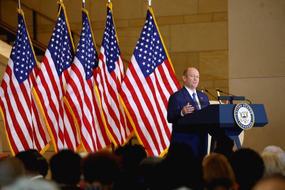 지난 2024년 9월 18일 미국 워싱턴DC 국회의사당에서 열린 '의회 금메달' 시상식에서 크리스토퍼 쿤스 민주당 상원의원(델라웨어)이 연설하고 있다. 로이터=연합뉴스