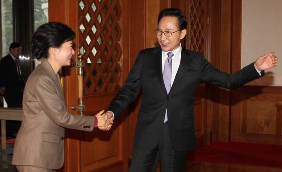 이명박 전 대통령(오른쪽)과 박근혜 전 대통령(당시 대통령 당선인)이 2012년 12월 28일 오후 청와대 백악실에서 회동하기 위해 이동하고 있다. 사진공동취재단