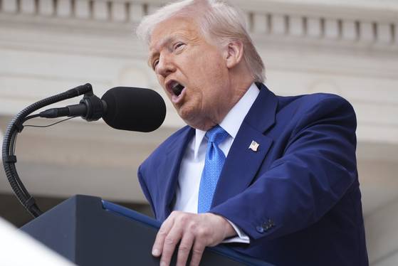 도널드 트럼프 대통령이 26일(현지시간) 버지니아주 알링턴 국립묘지에서 열린 제157회 메모리얼 데이 추도식에서 연설하고 있다. AP=연합뉴스