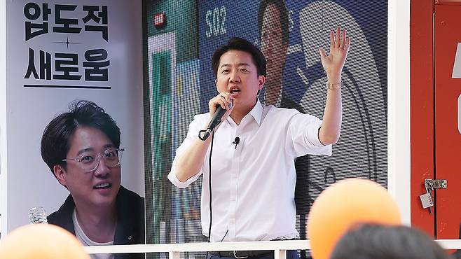 개혁신당 이준석 대선 후보가 24일 경기도 수원시 팔달구 수원역 로데오거리에서 지지를 호소하고 있다. 연합뉴스