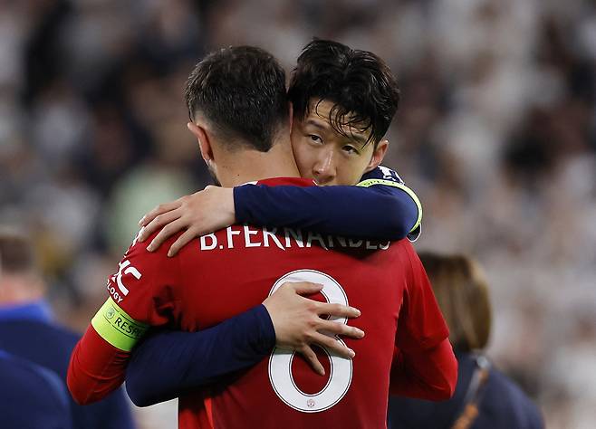 포옹하는 맨유 페르난데스와 토트넘 손흥민. [로이터=연합뉴스]