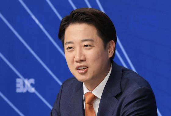 이준석 개혁신당 대통령 후보가 26일 오전 서울 양천구 한국방송회관에서 열린 한국방송기자클럽(BJC) 초청 토론회에서 패널들과 대화하고 있다. 뉴스1