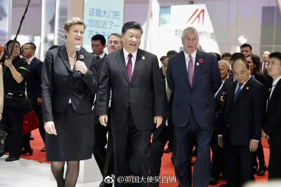 지난 2018년 상하이 수입박람회에서 바버라 우드워드(왼쪽) 당시 주중 영국대사가 시진핑(가운데) 중국 국가주석을 안내하고 있다. 사진 웨이보 캡처